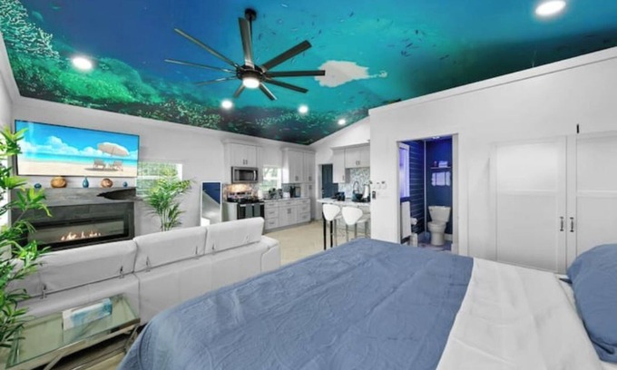 Northside Casa | New Luxury Island Oasis! Bubble Wall, King Bd, W/D