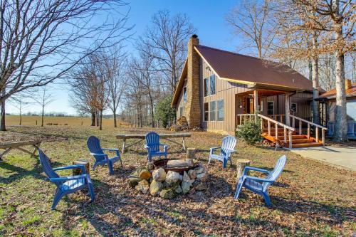 McMinnville Casa | Reel in Fish, Relax By Fire McMinnville Cabin