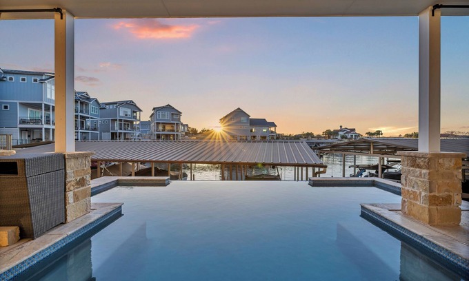 Kingsland Casa | Reel Oasis, family-friendly, pet friendly, pool, boat slip, golf and on lake LBJ