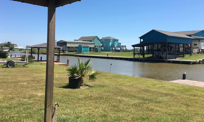 Bay City Casa | Reel Simple Canal Cabin Sargent, Tx