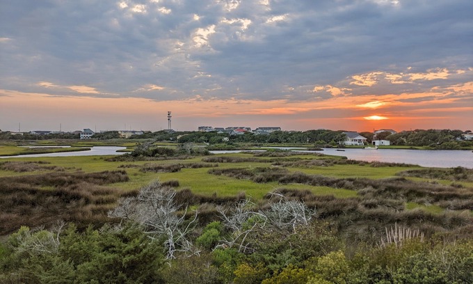 Hatteras Casa | Reelin' Inn - Hatteras; Spectacular Sunsets, Dog friendly, WiFi, and Hot tub!