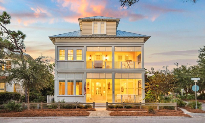 Watercolor Casa | 'Rees on Wiregrass' | Private Pool, Golf Cart, Carriage House | Lake District, WaterColor, FL
