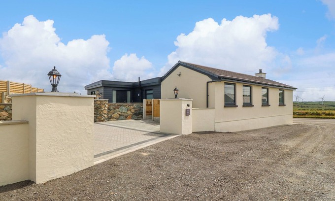 Cemaes Bay Cabaña | REFAIL FACH, pet friendly, country holiday cottage in Cemaes Bay