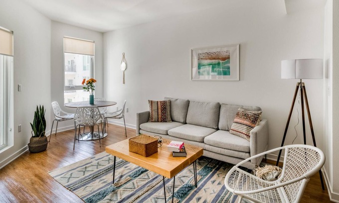Glendale Apartamento | Refined 1BR in Glendale with Tons of Amenities