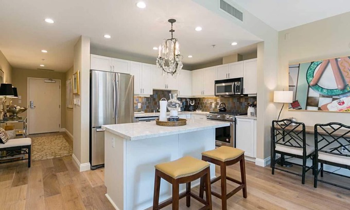 Downtown San Diego Condominio | Amplio de dos habitaciones en Little Italy!