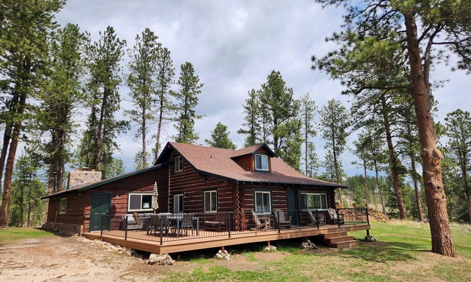 Custer Cabina | Refined Rustic. Newly Updated! Pine Lodge: Cabin + Bunkhouse