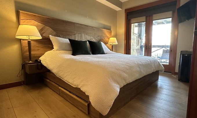 Olympic Valley Condominio | Refinished Palisades Condo!!! Stunning Views, Walk to lifts & ski school