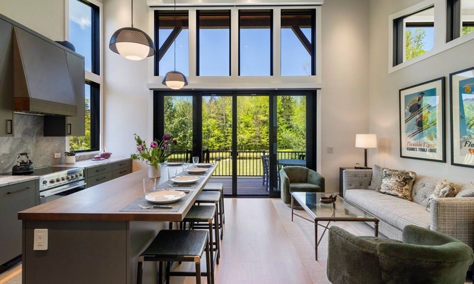 Stowe Area Chalet De Esquí | Reflection Point: Where Tranquility Meets Adventure in Stowe