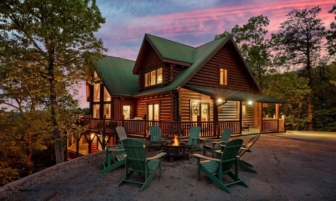 Gatlinburg - Pigeon Forge Cabina | Exclusivo, retiro personalizado. Único en su clase de 7,000 pies cuadrados. Lodge, VISTAS Y PISCINA