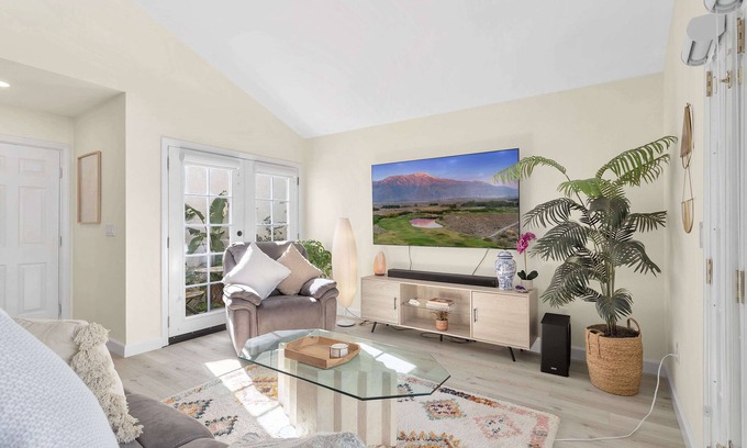 Palm Desert Casa | Refreshing and Bright Desert Home conveniently located near everything!
