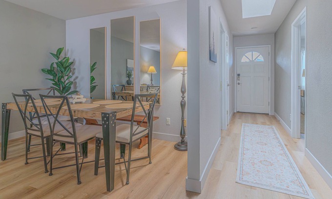 Novato Casa | ¡Excelente ubicación! Suite de invitados! 2 HAB / 2 BA! Cocina completamente cargada!