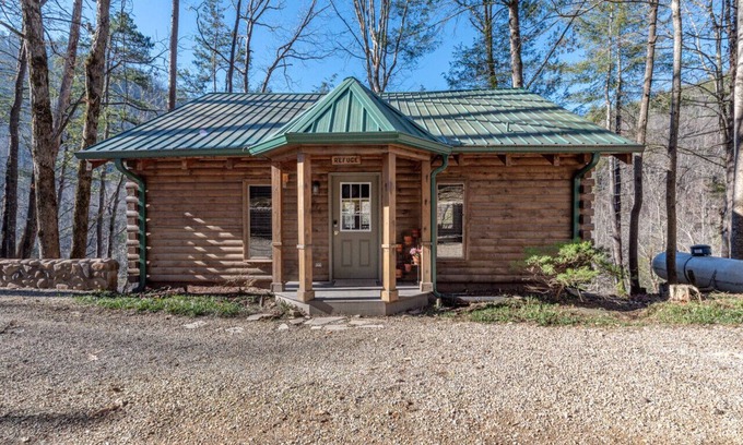 Townsend Casa | Refuge - Riverfront, Fire Pit, Fireplace & Grill!