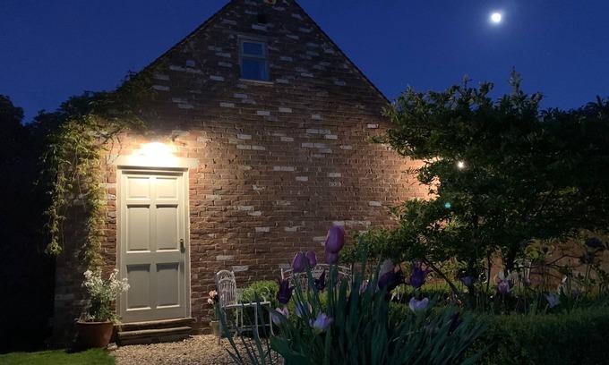 Waddesdon Cabaña | Refurbished Coach House in rural setting.