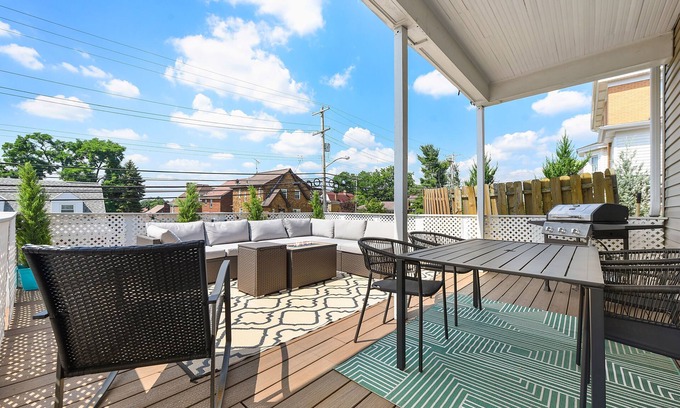 Pittsburgh Casa | *Regal Bricks* Oversized Deck | Views | Fire Pit | Private Garage
