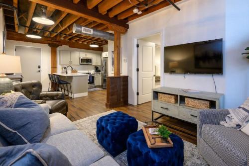 Nashville Casa | Regal Retreat in Nashville Pool Gym Free Parking