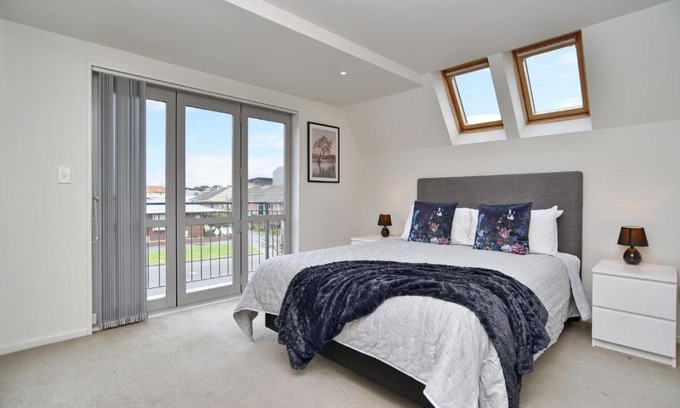 Riccarton Casa | Regents 94 - Christchurch Holiday Homes