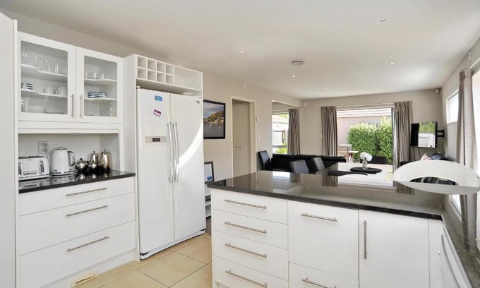 Riccarton Casa | Regents 94B - Christchurch Holiday Homes