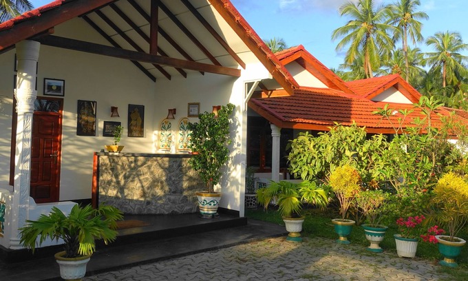 Uppuveli Hotel | Regina Beach Bungalow