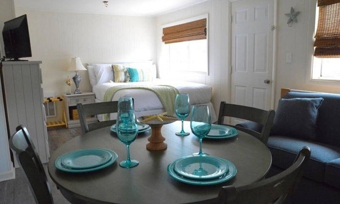 Rehoboth Beach Hotel | Rehoboth Beach Getaway with Kitchen, Free Parking, and Daily Breakfast