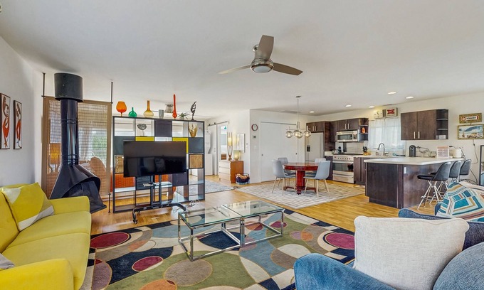 Rehoboth Beach Apartamento | Rehoboth Beach studios with kitchen, balcony, WFH area, AC, & fireplace
