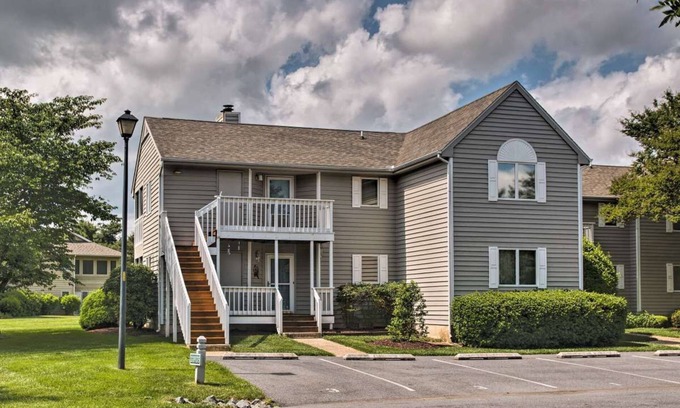 Plantations East Condominio | NUEVO Rehoboth / Lewes / Dewey Condo w / Porch - ¡A 15 minutos de la playa!