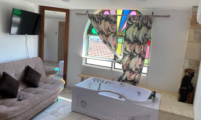 Agios Athanasios Apartamento | Reina 1 Bedroom Apartment with Jacuzzi, Court Yard Seating Family & Pet Friendly