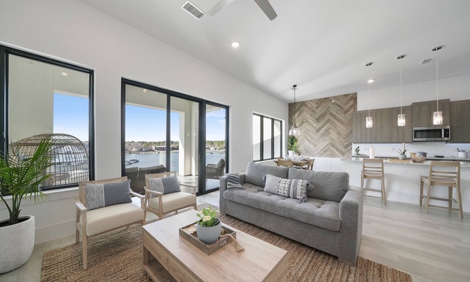 Montgomery Condominio | Rejuvenate at Lake Conroe's #1 food spot! 60% Discount for Monthly Stays!