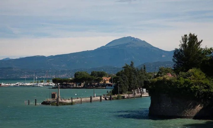 Peschiera del Garda City Centre Apartamento | RELAIS AL PORTO SUITE NOW for a romantic stay overlooking Lake Garda