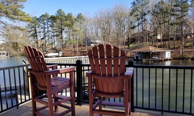 Wildwood Point Casa | Relax among the palms at Reeled Inn on Beautiful Lake Gaston