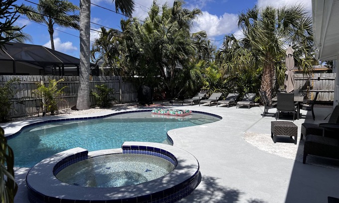 Redington Beach Casa | Escapada relajante, completamente renovado * Muebles nuevos * Piscina privada climatizada