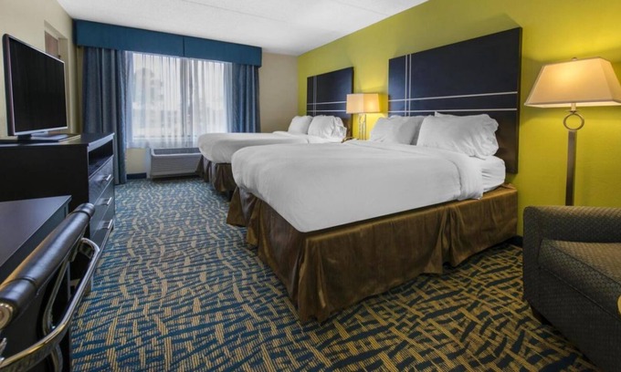 Savannah Casa | Relax and Recharge! 3 Comfortable Units w/ Free Parking! Onsite Pool