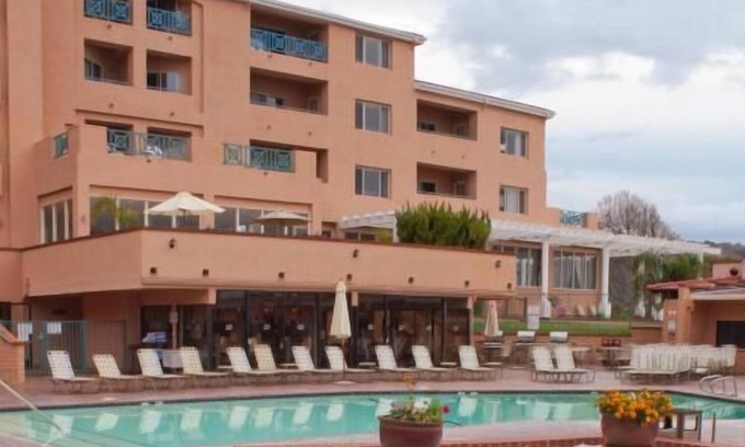 Avila Beach Complejo | Relax and Recharge! Full Kitchen, Pool, Free Parking, Near Avila Beach Pier
