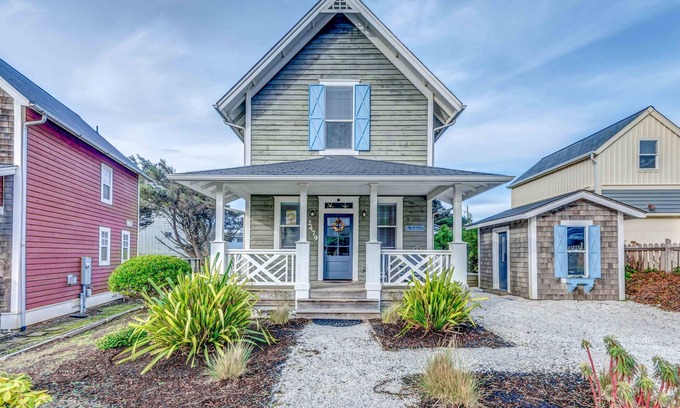 Lincoln City Casa | Relax and Refresh, Seconds From Beach, Bedrooms w/ En-Suite Bathrooms, Community Pool, Fire-Pit, BBQ
