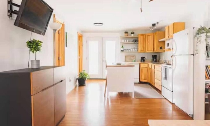 Lambton Shores Cabaña | Relax and Unwind at Hideaway Cottages Full