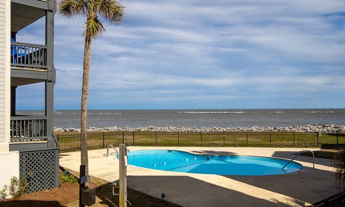 Saint Helena Island Casa | Relax and Unwind at 709 Ocean Cottage – Golf Cart and Resort Access Included!