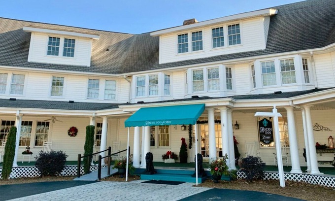 Badin Apartamento | Relax and unwind in the quiet surroundings of this historic inn.