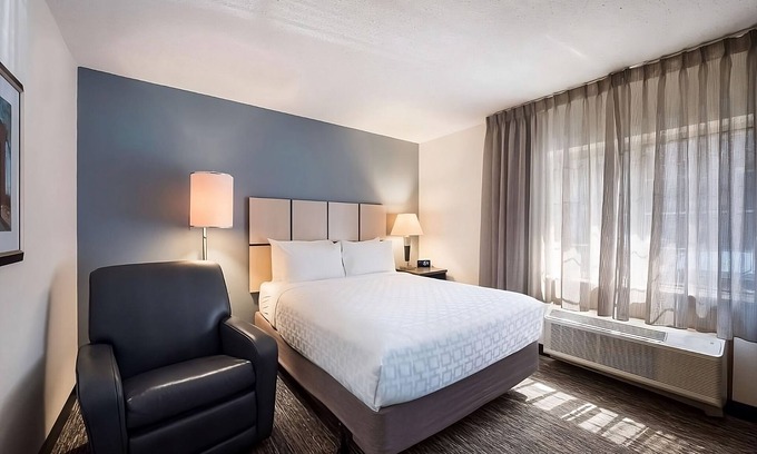 Libertyville Casa | Relax at 3 Affordable Suites w/ Kitchen & Friendly Staff – Ideal for Families