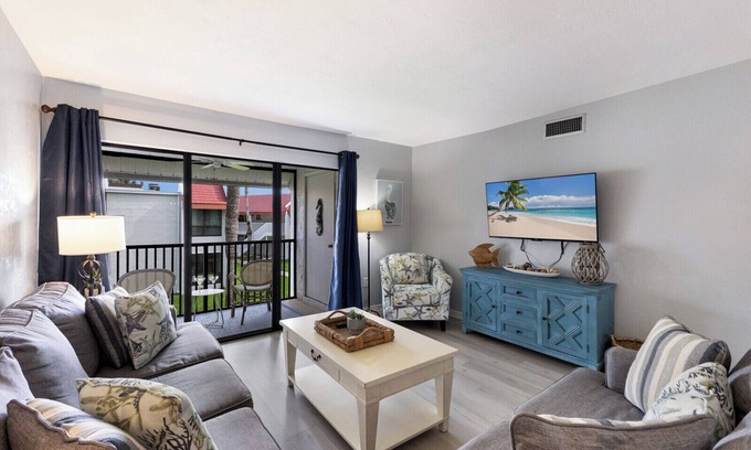 Bradenton Beach Condominio | Relax at Bay Bliss-Bay Views & Steps to Beach!