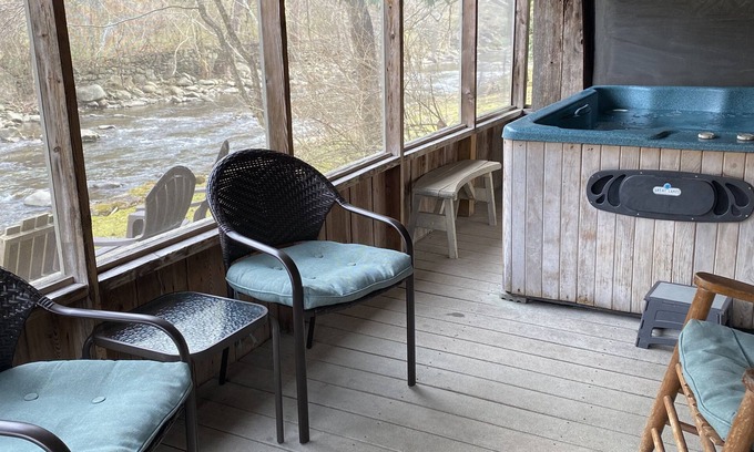 Gatlinburg Cabina | Relájese en la abuelita River Retreat, corto paseo hasta el centro, 2BR