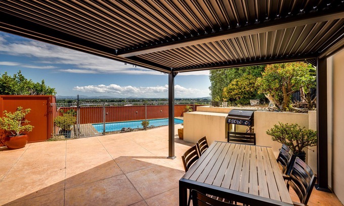 Hospital Hill Casa | Relax At Poolside - Napier Holiday Home