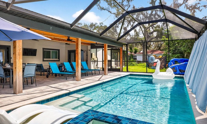 Temple Terrace Casa | Relax at The Fairway Estate | Luxe 6BR w/Pool & Spa