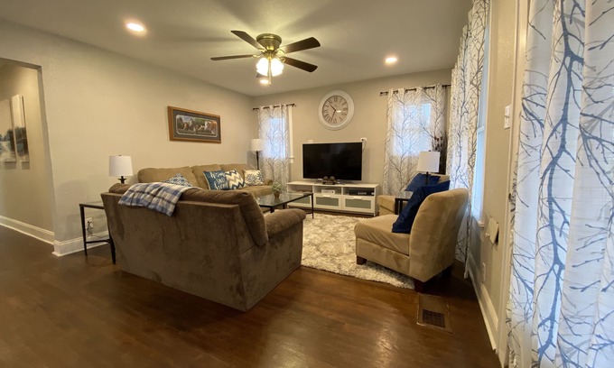 Fort Worth Cultural District Casa | Relax at the Lonestar Lodge! Close to all the fun in DFW!