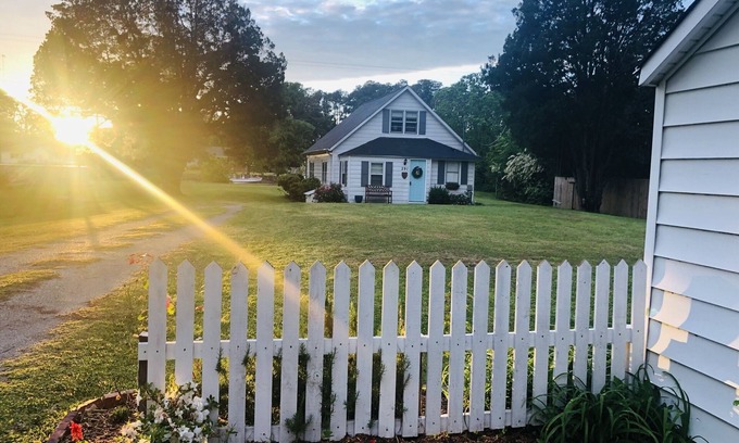 Coinjock Casa | Relax at this beautiful Historic Intracoastal Waterlily Cottage + Game Room
