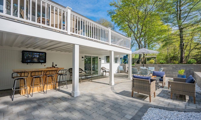 Sandwich Casa | Relax at This Dog-Friendly Sandwich Retreat