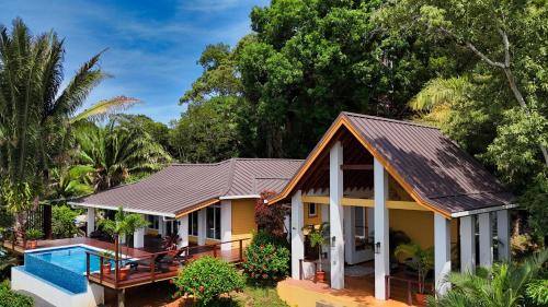Gibson Bight Casa | Relax At This Hillside Retreat That Overlooks The Lush Forest And The Caribbean,