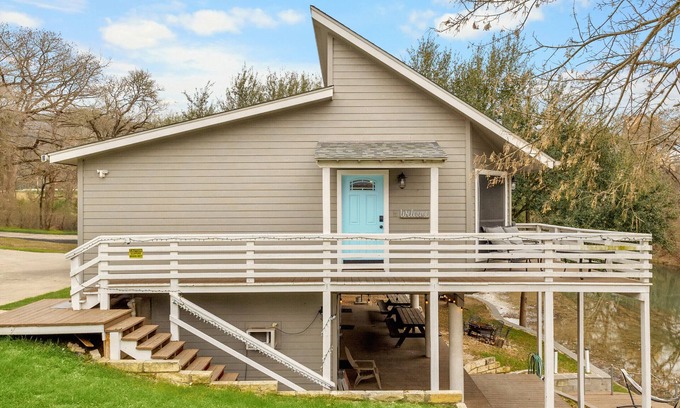 New Braunfels Chalet De Esquí | Relax at this Riverfront Retreat!