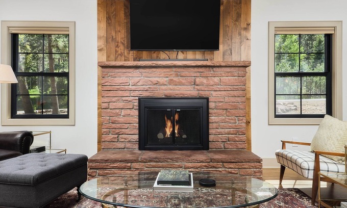 Cascade Cabina | Relax by the River: Cozy Hot Tub, Fire Pit & Hammock