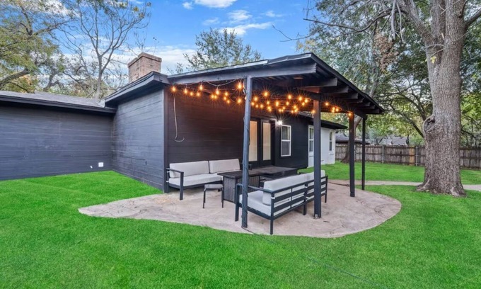 West Arlington Casa | Relax by the POOL in Arlington TX 3B2B home. 10 min from AT&T Stadium/Six flags