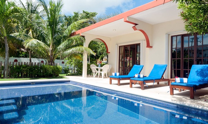 Puerto Morelos Casa | Relajarse en la piscina de aguas cristalinas y disfrutar de la brisa del mar.