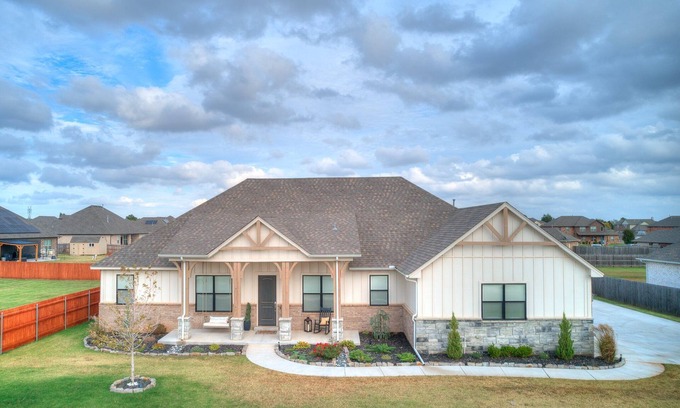Yukon Casa | Relax & enjoy large private backyard with pool, hot tub & golf green!
